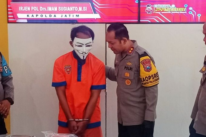 1000172602 Polisi dari Satreskrim Polres Batu telah mengamankan pelaku penembakan yang terjadi di Kota Batu, Jawa Timur berinisial Monang Sihombing (52) di Kecamatan Singosari, Kabupaten Malang.