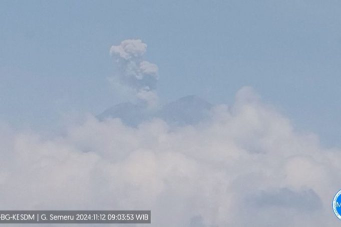 Gunung Semeru erupsi pada Selasa pagi pukul 09.03 WIB Gunung Semeru erupsi pada Selasa pagi pukul 09.03 WIB