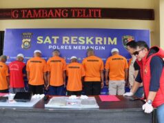 Polisi Jambi Ringkus Delapan Tersangka Penambangan Emas Tanpa Izin Delapan orang tersangka pelaku penambangan emas tanpa izin (PETI) di Merangin, Jambi, diamankan polisi.