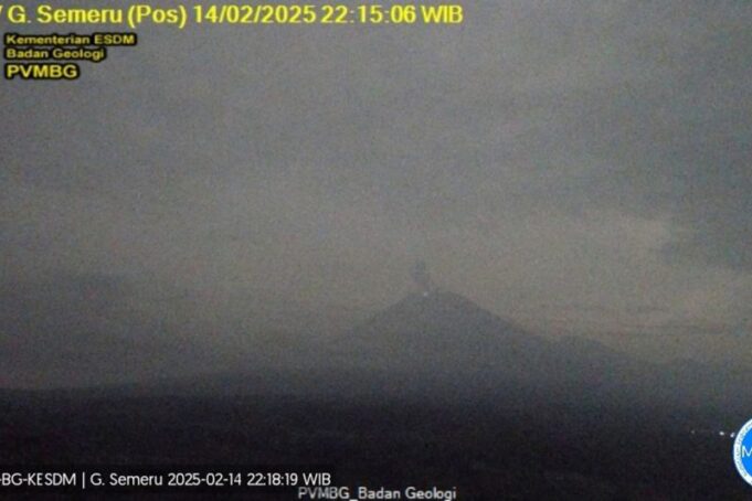 Gunung Semeru erupsi dengan letusan setinggi 800 meter pada Jumat (14/2/2025) malam Gunung Semeru erupsi dengan letusan setinggi 800 meter pada Jumat (14/2/2025) malam