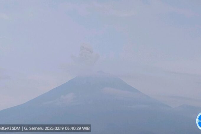 Gunung Semeru erupsi dengan letusan setinggi 700 meter di atas puncak pada Rabu (19/2/2025) pagi. Gunung Semeru erupsi dengan letusan setinggi 700 meter di atas puncak pada Rabu (19/2/2025) pagi.