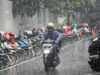 BMKG Prakirakan Hujan Guyur Mayoritas Wilayah Indonesia, Waspada Petir di Sejumlah Daerah Pengendara sepeda motor menerobos hujan di kawasan Senopati, Jakarta,