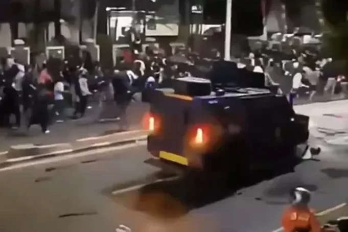 Kronologi-Detik-Detik-Driver-Ojol-Tewas-Ditabrak-dan-Dilindas-Rantis-Brimob-Secara-Sadis-3404622689