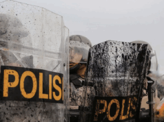 Warga Soroti Kinerja Kepolisian, Lapor ke Propam karena Kasus Penipuan Mangkrak 2 Tahun Ilustrasi - Polisi membubarkan pengunjuk rasa saat aksi Hari Buruh Internasional di depan Gedung DPR, Senayan, Jakarta, Kamis (1/5/2025). ANTARA FOTO/Asprilla Dwi Adha/rwa.