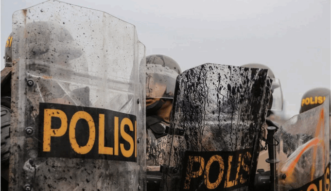 Ilustrasi - Polisi membubarkan pengunjuk rasa saat aksi Hari Buruh Internasional di depan Gedung DPR, Senayan, Jakarta, Kamis (1/5/2025). ANTARA FOTO/Asprilla Dwi Adha/rwa.