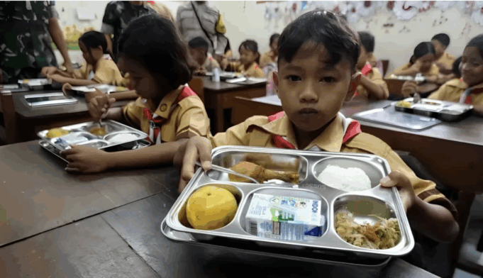 Screenshot 2025-09-29 at 1.14.09 PM Ilustrasi - Siswa menunjukkan menu makanan saat uji coba program Makan Bergizi Gratis (MBG) di SD Negeri Kepatihan Solo, Jawa Tengah, Jumat (10/1/2025). ANTARAFOTO/Maulana Surya/nym/pri.