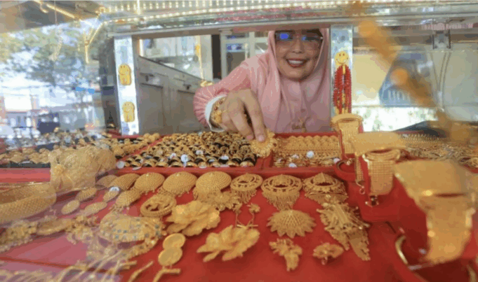 Pedagang menata emas perhiasan di salah satu pusat penjualan Toko Emas Murni Kota Meulaboh, Aceh Barat, Aceh, Sabtu (27/9/2025). Harga emas perhiasan sejak sepekan terakhir di Aceh mengalami kenaikan yang terdiri emas murni 23 karat naik dari Rp6,3 juta per mayam atau 3,3 gram menjadi Rp 6,6 juta per mayam, emas london 22 karat naik dari Rp6,1 juta per mayam menjadi Rp6,3 juta per mayam belum termasuk ongkos pembuatan, kenaikan harga emas tersebut dipicu kondisi ekonomi global yang tidak stabil dan penguatan harga emas dunia. ANTARA FOTO/Syifa Yulinnas/nz
