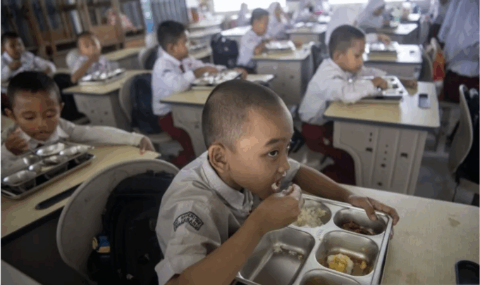 Screenshot 2025-10-15 at 8.23.58 AM Sejumlah siswa menyantap Makan Bergizi Gratis (MBG) di SD Negeri 162 Palembang, Sumatera Selatan, Selasa (14/10/2025). Berdasarkan data dari BGN Sumatera Selatan, per 6 Oktober 2025 realisasi penerima manfaat MBG di Provinsi tersebut mencapai 1.174.645 orang penerima manfaat dari target yang ditetapkan sebear 2.402.446 orang potensi penerima manfaat dengan total jumlah dapur Satuan Pelayanan Pemenuhan Gizi (SPPG) yang sudah berdiri sebanyak 390 dapur dari target yang ditetapkan sebanyak 808 dapur SPPG dan ditargetkan dapat terpenuhi hingga akhir tahun 2025. ANTARA FOTO/Nova Wahyudi/YU