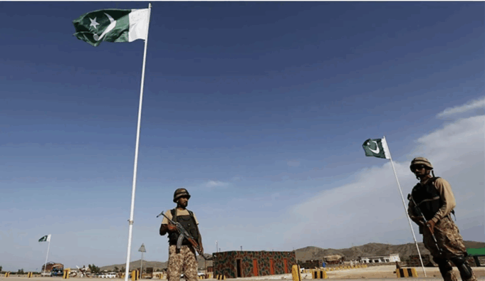 Militer Pakistan berjaga di gerbang perbatasan dengan Afghanistan. ANTARA/Anadolu/aa.