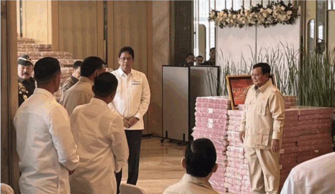 Screenshot 2025-10-20 at 12.42.16 PM Presiden RI Prabowo Subianto (kanan) menyaksikan penyerahan uang pengganti kerugian negara dalam perkara tindak pidana korupsi pemberian fasilitas ekspor minyak kelapa sawit (CPO) dan turunannya sebesar Rp13,2 triliun oleh Jaksa Agung ST Burhanuddin kepada Menteri Keuangan Purbaya Yudhi Sadewa di Kejaksaan Agung RI, Jakarta, Senin (20/10/2025). ANTARA/Fathur Rochman.