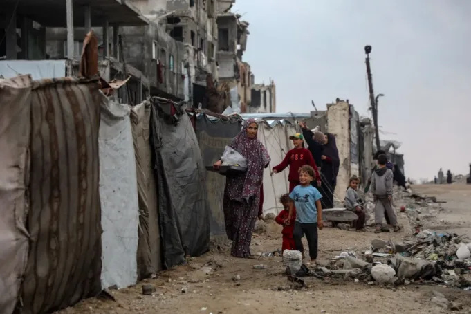 CjkinzN000031_20251201_CBMFN0A001.jpg Warga Palestina terlihat di antara puing-puing di dalam kamp pengungsi Shati di sebelah barat Kota Gaza, 24 November 2025. ANTARA/Xinhua/Rizek Abdeljawad