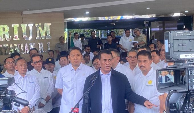 Menteri Amran Saat Serahkan Bantuan Korban Bencana Sumatera tahap 2