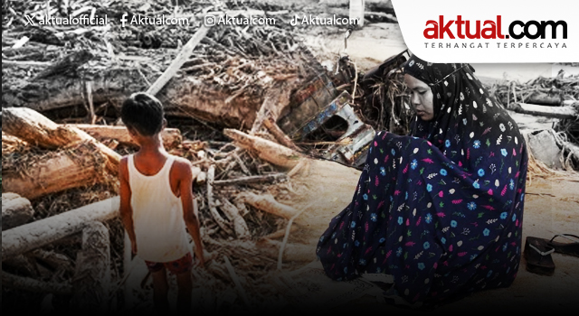 Warga mengamati sampah kayu gelondongan pascabanjir bandang di Desa Aek Garoga, Kecamatan Batang Toru, Kabupaten Tapanuli Selatan, Sumatera Utara, Sabtu (29/11/2025). ANTARA FOTO/Yudi Manar/agr/am.