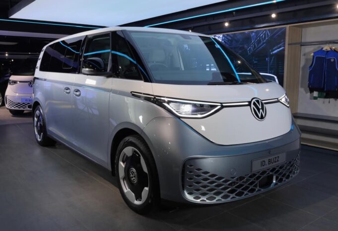 ID. Buzz BOZZ White Signature Edition dengan Candy-White-Monosilver sebagai warna utama