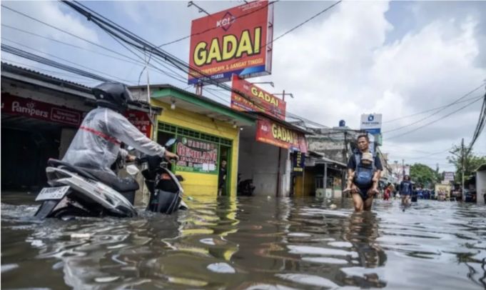 Screenshot 2026-01-28 at 9.13.05 AM Warga melintasi banjir yang merendam perkampungan di Rawa Buaya, Cengkareng, Jakarta Barat, Sabtu (24/1/2026). (ANTARA FOTO/Bayu Pratama S/nz.)