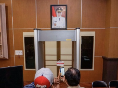 Kasus OTT Fadia Arafiq Berlanjut, KPK Periksa 7 ASN Pekalongan Wartawan memotret pintu ruangan Bupati Pekalongan yang telah disegel oleh KPK di Kantor Pemda Kabupaten Pekalongan, Jawa Tengah, Selasa (3/3/2026). Penyegelan ruang tersebut terkait operasi tangkap tangan (OTT) Bupati Pekalongan Fadia Arafiq yang dilakukan KPK pada Selasa (3/3). ANTARA FOTO/Harviyan Perdana Putra/hma/tom.