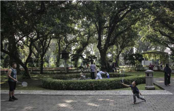 Ilustrasi - Orang tua mendampingi anaknya bermain di Taman Suropati, Jakarta. ANTARA FOTO/Dhemas Reviyanto/wpa.
