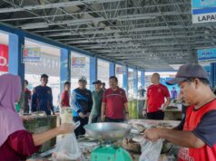 Walikota Pangkalpinang Saparudin Pimpin Gotong Royong di Pasar Parit Lalang, Dorong Program Pangkalpinang Bersih Wali Kota Pangkalpinang Saparudin bersama berbagai unsur terkait sebagai bagian dari program Pangkalpinang Bersih dan Indonesia Asri. aktual/DOK PEMKOT PANGKALPINANG