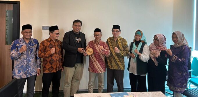 Majelis Ulama Indonesia melalui Bidang Luar Negeri menerima kunjungan komunitas Smart 171 dan lembaga kemanusiaan Kasih Palestina