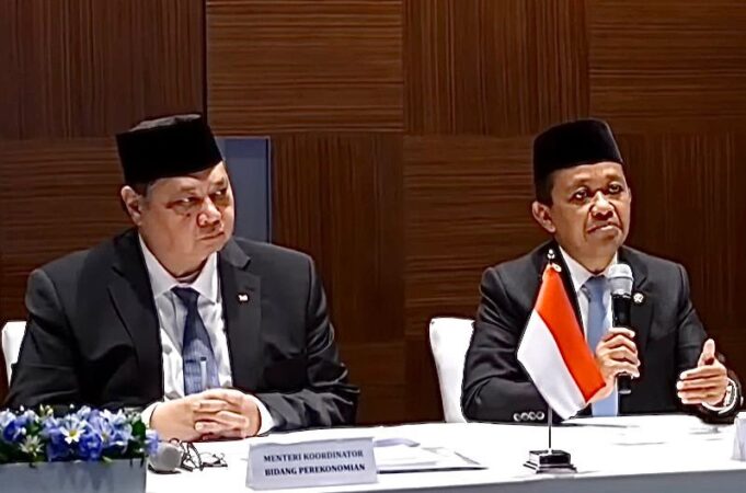 Menko Perekonomian Airlangga Hartarto dan Menteri ESDM Umumkan Pembatasan Pembelian BBM Bersubsidi