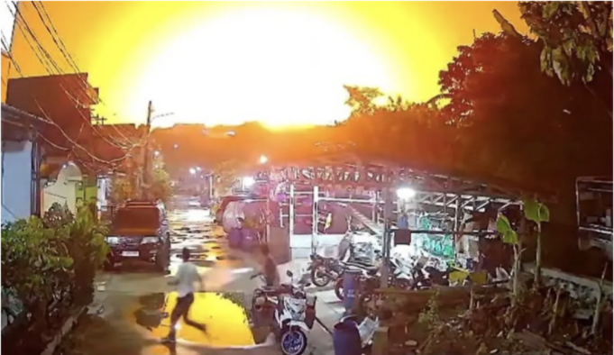 Screenshot 2026-04-03 at 11.04.05 AM Warga berlari saat terjadi ledakan yang menyebabkan kebakaran Gudang SPBE Cimuning di Kota Bekasi, Jawa Barat, Rabu (1/4/2026). ANTARA/video warga/aa.