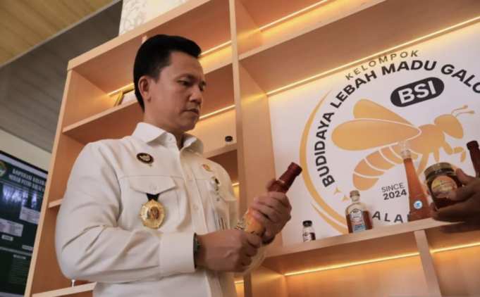 Screenshot 2026-04-03 at 9.06.15 AM Arsip-Pengunjung melihat produk Kopdes Merah Putih madu kelulut di Kota Padang, Sumatera Barat. ANTARA/Muhammad Zulfikar