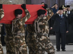 PBB Ungkap Penyebab Tewasnya Pasukan UNIFIL di Lebanon, Serangan Tank Israel dan IED Jadi Pemicu Presiden Prabowo Subianto (kedua kanan) didampingi Presiden ke-6 Susilo Bambang Yudhoyono (kanan) memberi penghormatan kepada jenazah personel penjaga perdamaian yang tergabung dalam United Nations Interim Force in Lebanon (UNIFIL) di VIP Room Terminal 3 Bandara Soekarno-Hatta, Tangerang, Banten, Sabtu (4/4/2026). ANTARA FOTO/Fauzan/YU/am.