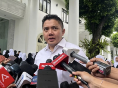 Istana Kepresidenan Dibuka untuk Siswa, Prabowo Dorong Edukasi Generasi Muda Lewat Pengalaman Langsung Sekretaris Kabinet Teddy Indra Wijaya memberikan pernyataan kepada wartawan di Kompleks Istana Kepresidenan, Jakarta, Selasa (7/4/2026). ANTARA/Fathur Rochman