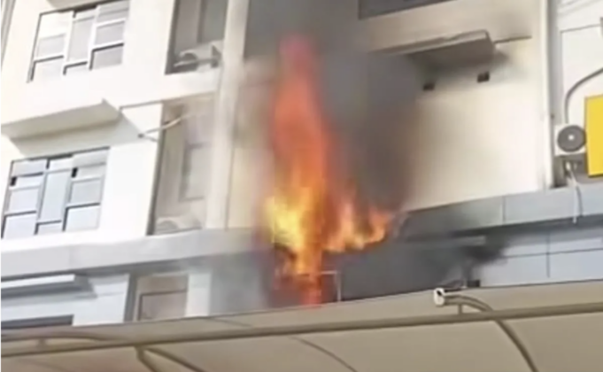 Tangkapan layar - Kebakaran melanda salah satu gedung di Polres Metro Jakarta Barat pada Rabu (8/4/2026) pagi. ANTARA/Risky Syukur