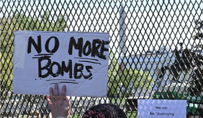Ilustrasi - Seorang pengunjuk rasa membawa poster di depan Gedung Putih, Washington, D.C., Amerika Serikat, Selasa (7/4/2026) waktu setempat. (ANTARA FOTO/Xinhua/Li Rui/tom)