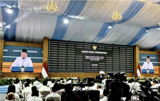 Screenshot 2026-04-09 at 9.44.43 AM Presiden Prabowo Subianto memberikan taklimat di hadapan 800 pejabat negara mulai dari menteri sampai dengan eselon I kementerian/lembaga saat Rapat Kerja Pemerintah di Halaman Tengah Istana Kepresidenan, Jakarta, Rabu (8/4/2026). ANTARA/Genta Tenri Mawangi.
