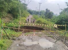 Jaga Konektivitas Desa, Dinas PUPR Lebak Tangani Cepat Jalan Putus di Cimarga Badan Jalan Penghubung Amblas Akibat Curah Hujan Tinggi Di Kampung Sangiang Jaya Digaris Polis Line