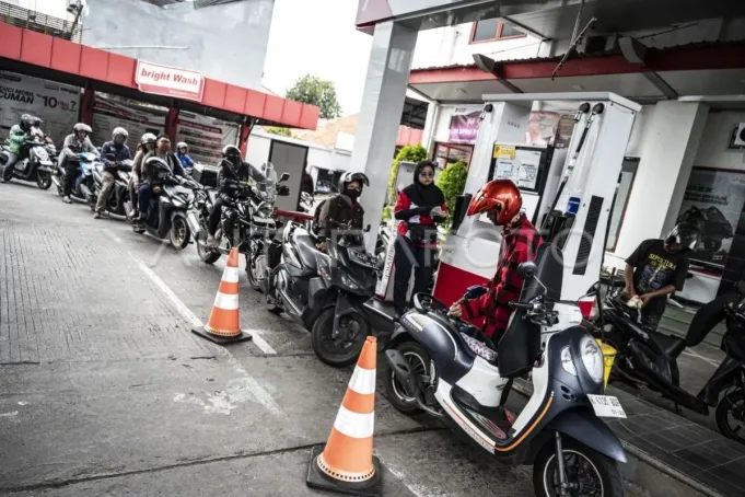 WhatsApp-Image-2026-04-08-at-20.17.11.jpeg Ilustrasi - Pengendara sepeda motor mengisi bahan bakar minyak (BBM) jenis Pertamax di SPBU COCO Jalan Ahmad Yani, Semarang, Jawa Tengah, Selasa (31/3/2026). ANTARA FOTO/Aprillio Akbar/tom.