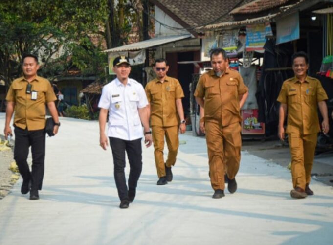 Bupati Lebak Mochamad Hasbi Aayidiki Jayabaya Didampingi Kepala Dinas dan Kepala Bidang (PUPR) Melaksanakan Monitoring Pengecoran Jalan Aweh-Lewidamar