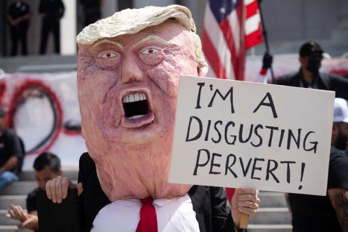 warga-kota-new-york-amerika-serikat-as-memadati-times-square-beberapa-jam-setelah-presiden-as-donald-trump-memerintahkan-seran-1774745124468