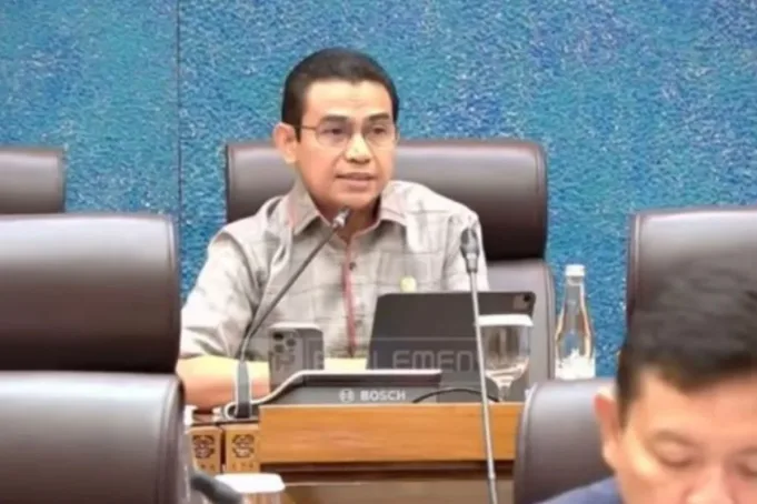1001200580.jpg Anggota Komisi VII DPR RI Hendry Munief di kompleks parlemen, Jakarta. ANTARA/HO-DPR