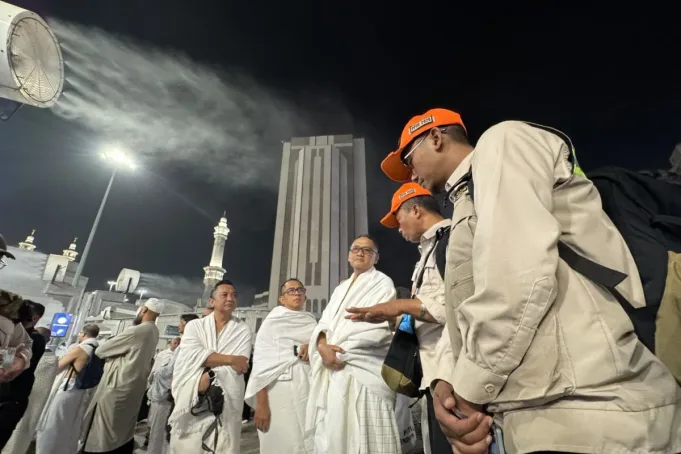IMG_4847.jpg Menteri Haji dan Umrah Mochamad Irfan Yusuf (kiri) berdialog dengan petugas haji yang berjaga di kompleks Masjidil Haram, Makkah, Arab Saudi, Rabu (20/5/2026) waktu setempat. ANTARA/Citro Atmoko