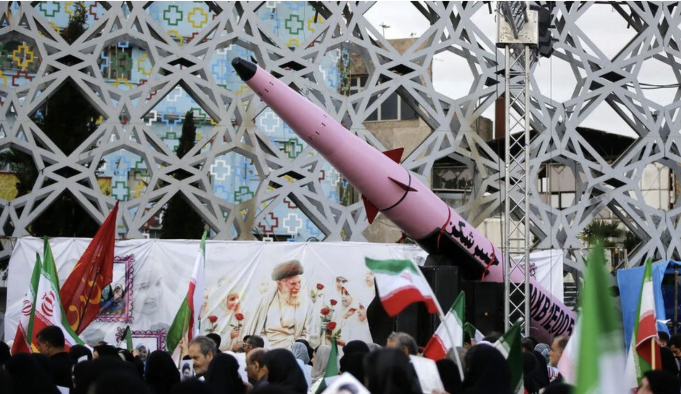 Screenshot 2026-05-26 at 8.47.27 AM Ilustrasi: Warga Iran membawa bendera saat mereka berpartisipasi dalam pawai yang menyatakan kesetiaan kepada pemimpin baru Mojtaba Khamenei, yang membentang dari Lapangan Imam Hussein ke Lapangan Azadi di Teheran, Iran, pada 29 April 2026. ANTARA/Fatemeh Bahram AnadoluAgency/pri.