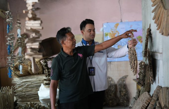 Wayan pemilik Ulu Sari Handicraft yang juga nasabah PNM ULaMM Denpasar merubah sampah kayu di pantai Pesisir Bali menjadi produk ekspor global