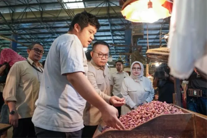 IMG_8741.jpeg Kepala Staf Kepresidenan Jenderal TNI (Purn.) Dudung Abdurachman melakukan inspeksi mendadak (sidak) ke Pasar Induk Kramat Jati, Jakarta, Selasa (9/6/2026). ANTARA/HO-KSP