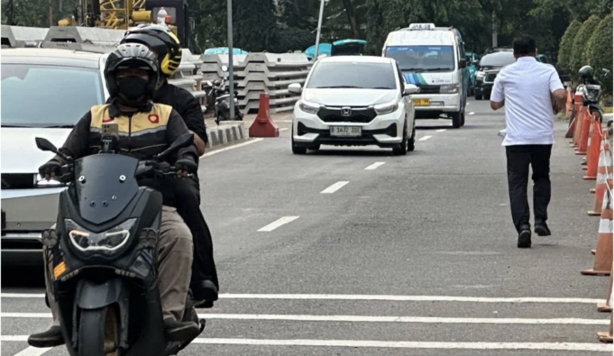 Screenshot 2026-06-18 at 9.04.19 AM Pejabat fungsional Bea Cukai Madya atau Ahli Madya pada Direktorat Jenderal Bea dan Cukai Kementerian Keuangan Ahmad Dedi (kanan) meninggalkan para jurnalis yang ingin mewawancarainya dengan berlari menuju salah satu hotel yang berada di sebelah Gedung Merah Putih KPK, Jakarta, Jumat (8/5/2026). (ANTARA/Rio Feisal)