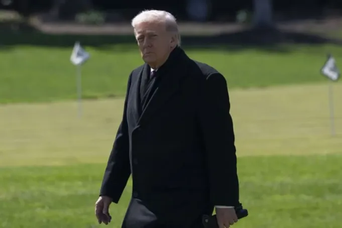 thumbs_b_c_6f31b8faa1916a1466f4f26a29eb4122.jpg Arsip - Presiden AS Donald Trump berjalan menuju Marine One sebelum diterbangkan ke Dover, Delaware, 18 Maret 2026, di Washington DC, Amerika Serikat. (Anadolu/pri)